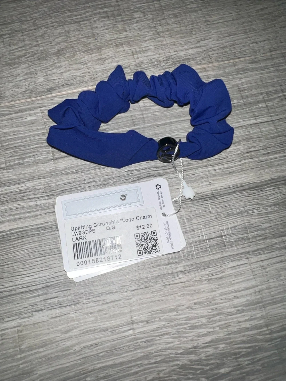 NWT lululemon Uplifting Scrunchie with Logo Charm